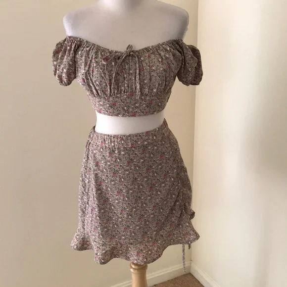 Mable medium floral crop off shoulder top and skirt set. - Picture 2 of 11